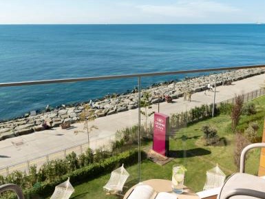 1 King Junior Suite Sofa Bed Sea View + Club Lounge Access