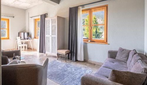 Deluxe Double Room with Side Sea View
