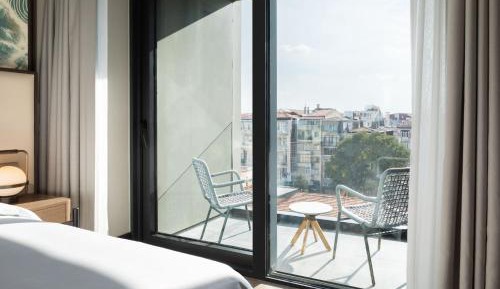 Deluxe Guest room, 1 King, City view, Balcony