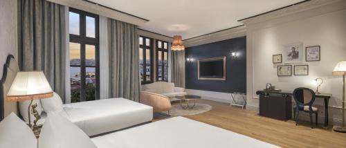 Junior Corner Suite with Two Queen Beds and View