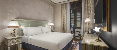 Deluxe King Room with City View