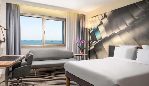 Superior Room with Queen Size Bed and Partial Sea View