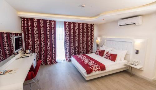 Deluxe Double Room with Side Sea View