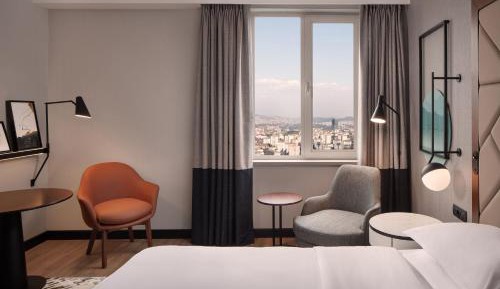 Executive King Room with Panoramic City View - Lounge Access