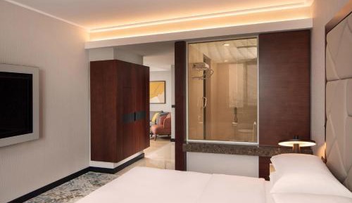 Corner Suite with Panoramic City View