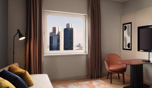 Executive Suite with Panoramic City View - Lounge Access
