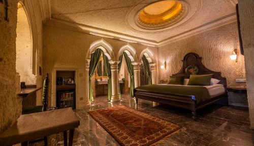 Premium King Cave Suite with Jetted Tub