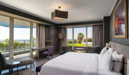 Suite with Balcony and Garden View