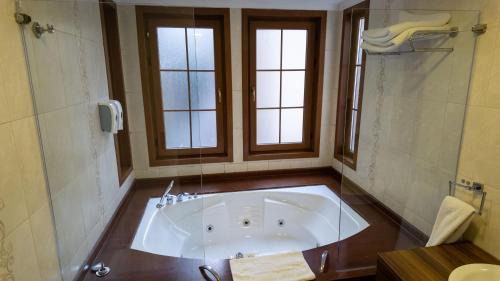 Deluxe Suite with Spa Bath