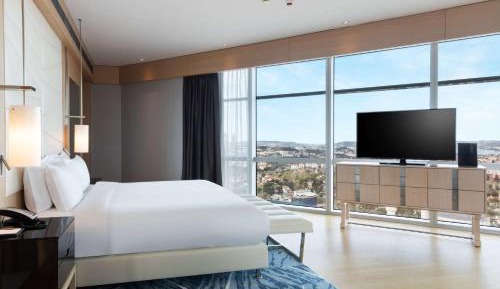 Senior One Bedroom Suite with Partial Sea View &amp; Kitchenette
