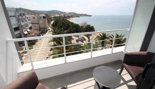 Deluxe Double Room with Side Sea View
