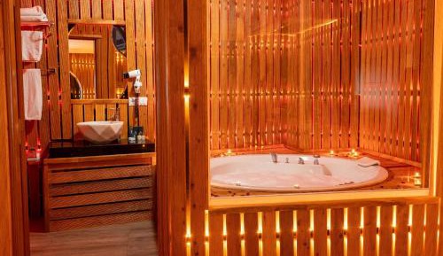 Superior Honeymoon Suite