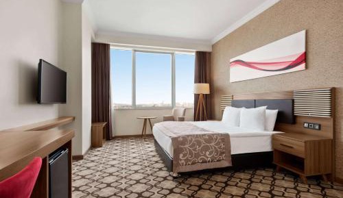 Queen Room with City View - Mobility Access/Non-Smoking
