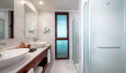 Lagoon Family Suite with 2 Bathrooms