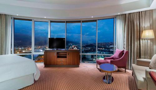 Deluxe Suite Room with Mountain View