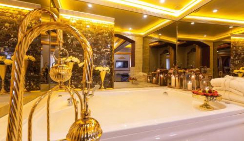 King Suite with Hot Tub and Mountain View