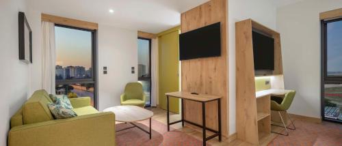 Corner King Room with Sofa Bed - Smoking