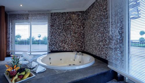 Honeymoon Suite
