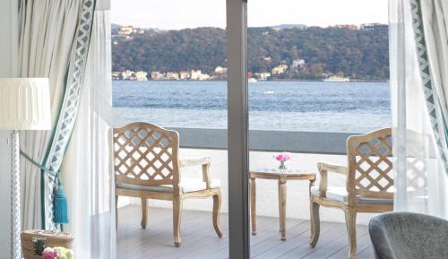 Terrace Junior Suite with Bosphorus View with exclusive Horizon privileges