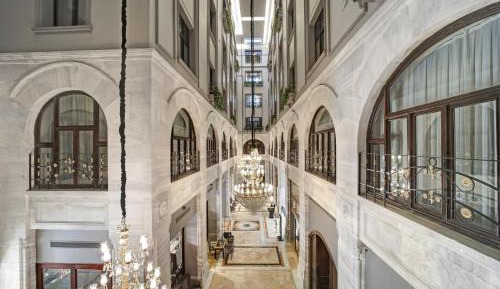 Guest Room Atrium view, King or Twin