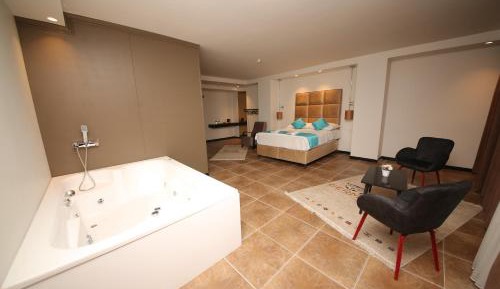 Deluxe King Suite