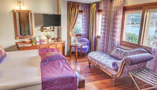 Deluxe Double Room with Private Bathroom