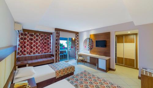 Family Room (3 Adults + 1 Child)