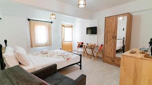 Deluxe Double Room (2 Adults + 1 Child)