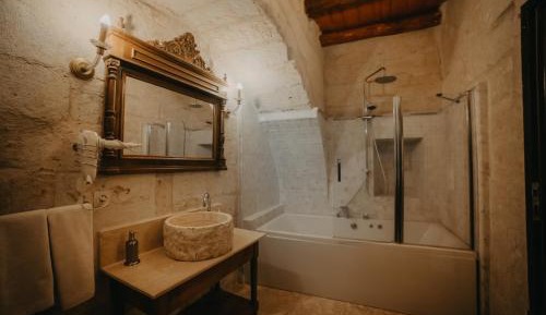 Deluxe Cave Room