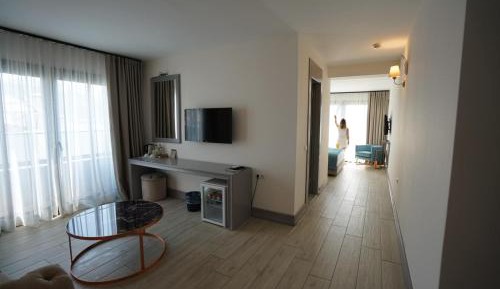 Deluxe Suite with Sea View
