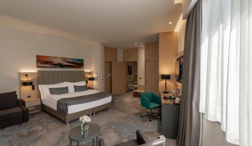 King Room - Mobility Access/Roll in Shower - Non-Smoking