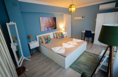 Marmaris City Center Apartment | Stunning Seaside Retreat w Balcony 1 min to Beach