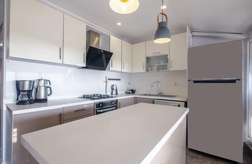 Maltepe Apartment | Sea View Sleek Flat near Transportation in Maltepe