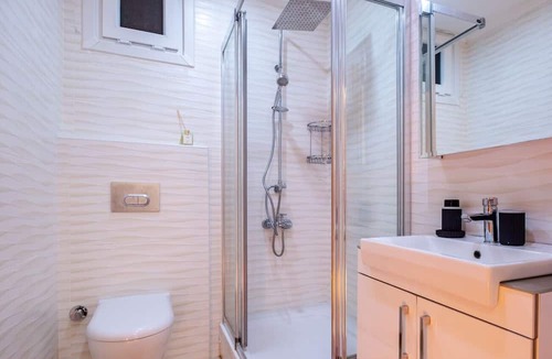 Maltepe Apartment | Sea View Sleek Flat near Transportation in Maltepe