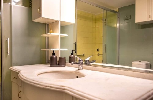 Karsiyaka Apartment | Sleek Flat with Sea View Balcony 2 min to Coast