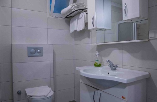 Marmaris City Center Apartment | Stunning Seaside Retreat w Balcony 1 min to Beach