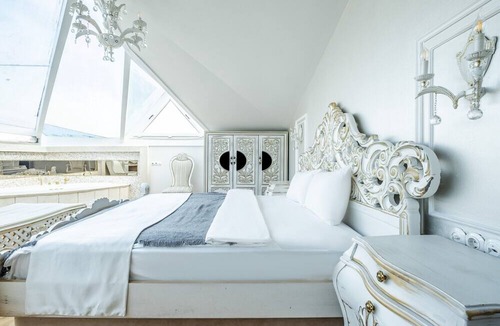 Beylerbeyi Apartment | Awe Studio w Garden in Historic Mansion