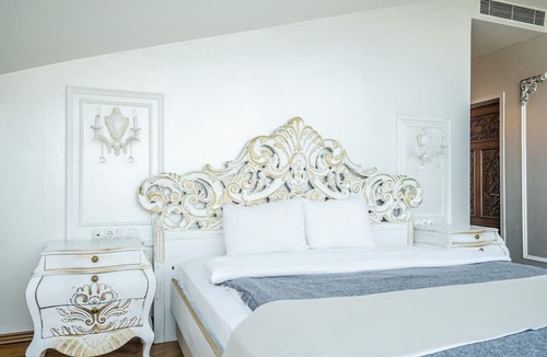 Beylerbeyi Apartment | Awe Studio w Garden in Historic Mansion