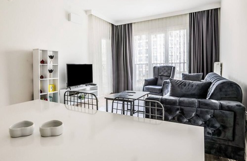 Pendik District Apartment | Sleek Flat with Tuzla Balcony