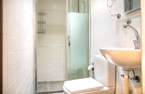 Old Town Apartment | Chic Kordon Flat: Heart of Alsancak