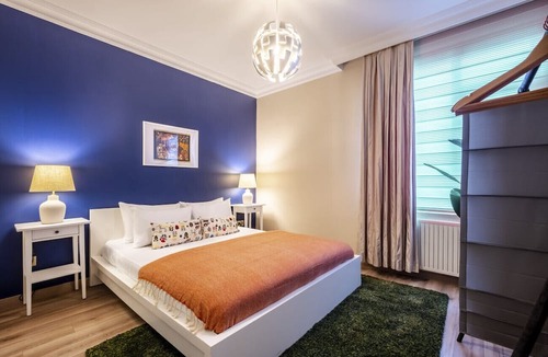 Besiktas Apartment | Scenic Bosphorus Apt with Balcony, Near Dolmabahce