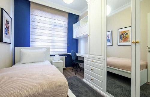 Besiktas Apartment | Scenic Bosphorus Apt with Balcony, Near Dolmabahce