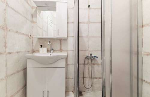 Osmanbey Apartment | Chic and Roomy Flat Near City's Nisantasi Mall