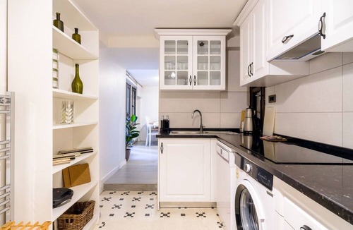 Kabatas Apartment | Convenient Flat w Garden 10 min to Galataport