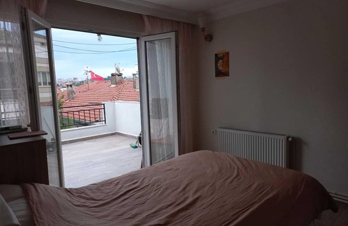 Darica Apartment | House is with a terrace and a fireplace -just 5 minutes away from the sea