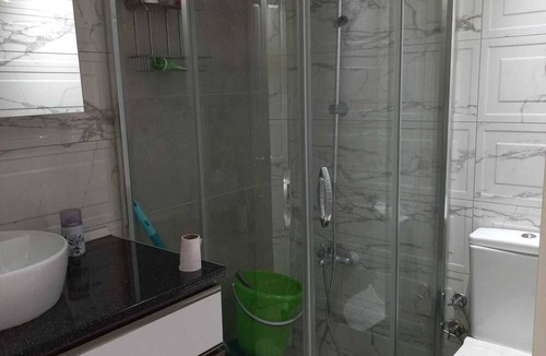 Darica Apartment | House is with a terrace and a fireplace -just 5 minutes away from the sea