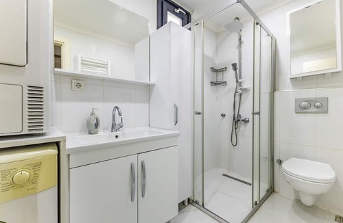 Maltepe Apartment | Chic Spacious Flat With Garden in Istanbul Maltepe