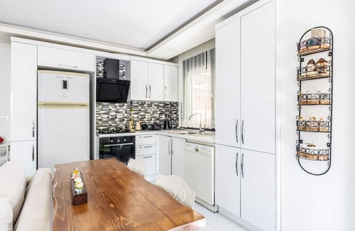 Maltepe Apartment | Chic Spacious Flat With Garden in Istanbul Maltepe
