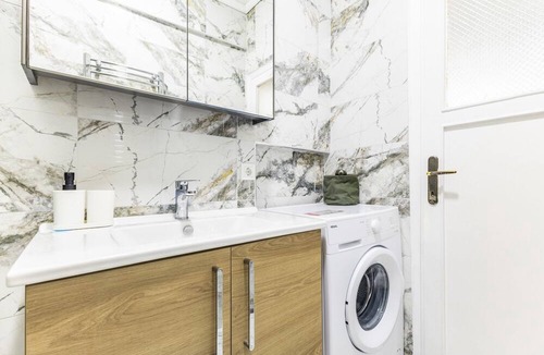 Moda Apartment | Modern Flat w Balcony in the Heart of Kadikoy