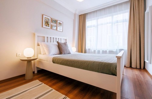 Rasimpasa Apartment | Charming Oasis w Balcony 5 min to Bull Statue